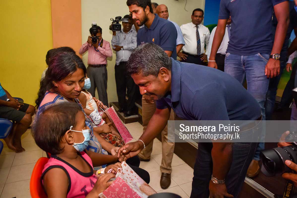 Sri Lanka Cricket team visited the Apeksha (Cancer) Hospital in Maharagama – Donates Medicine.